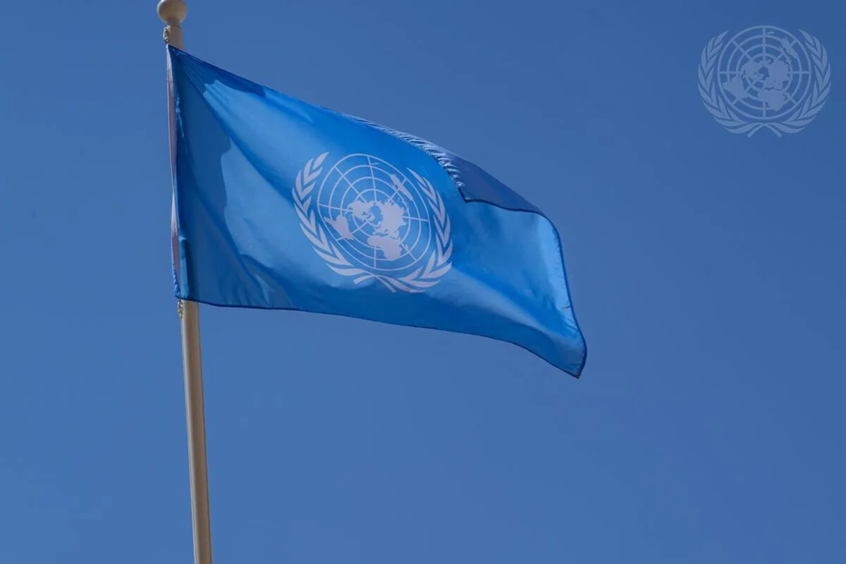 Imagem colorida mostra bandeira da ONU - Metrópoles