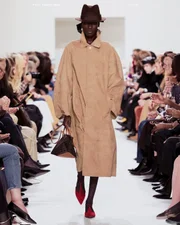 Celine resgata referências dos anos 1980 e do grunge no Paris Fashion Week
