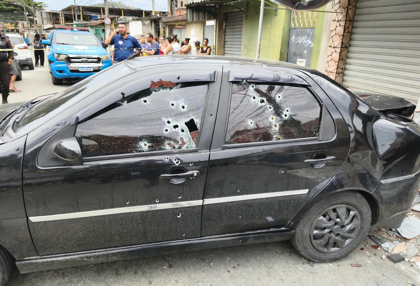 Homem é executado a tiros e outra pessoa é atingida por bala perdida em São João de Meriti