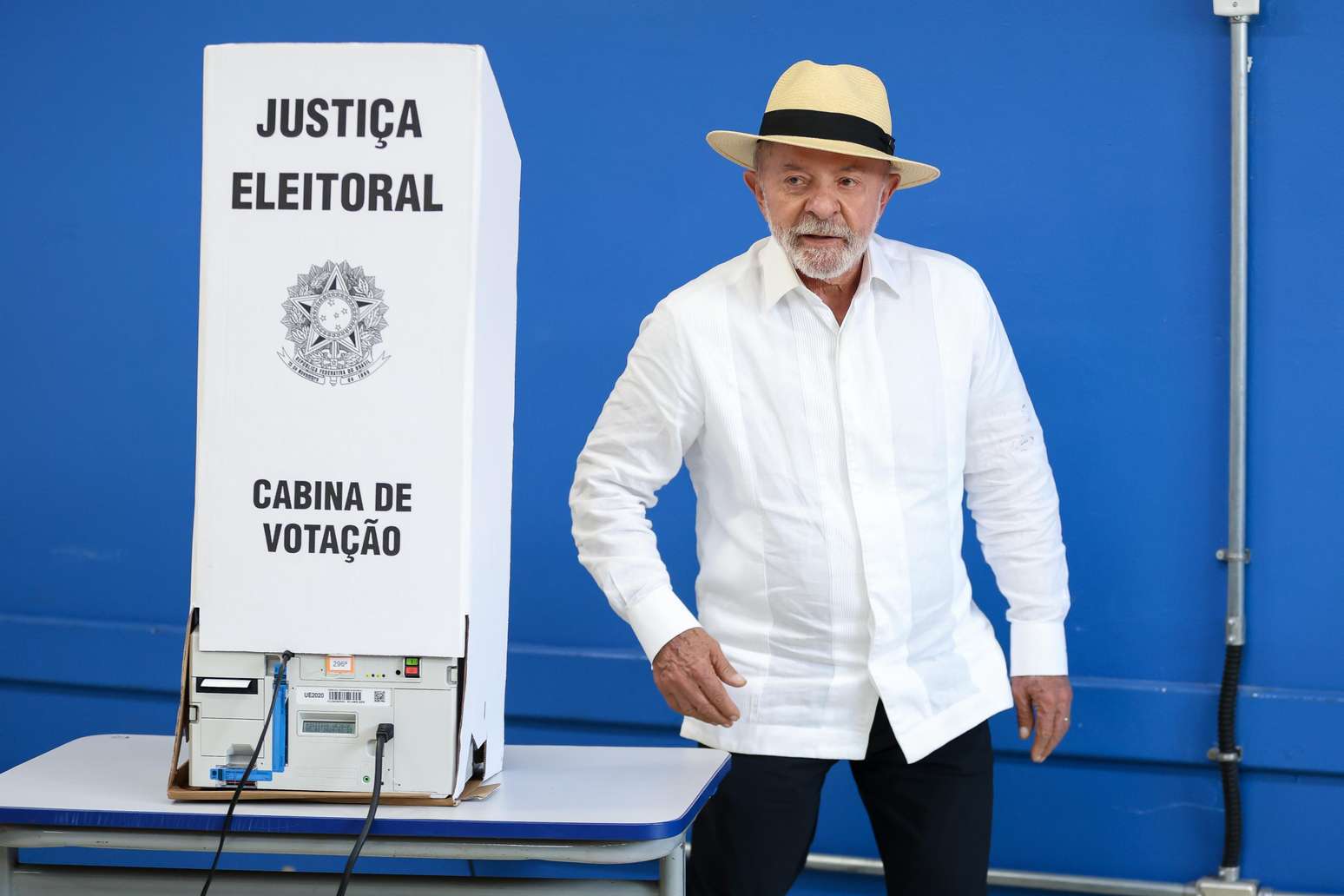 Luiz Inácio Lula da Silva, atual presidente do Brasil e candidato à presidência, posa para foto após votar nas eleições gerais de 4 de outubro de 2026 em São Bernardo do Campo