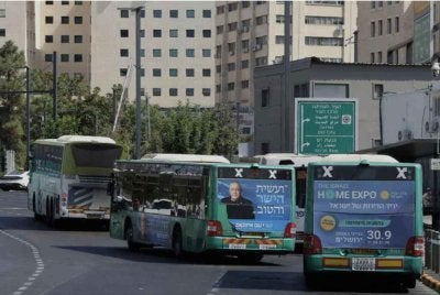 Iklan kempen pilihan raya Eisenko dipaparkan pada sebuah bas awam ketika pesaing utama Netanyahu itu mula memancing undi.