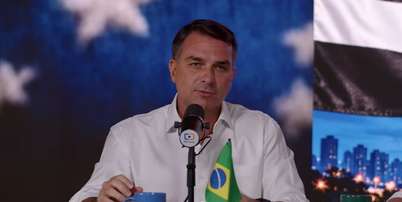 Flávio Bolsonaro em live no YouTube Foto: @ TVCelularFlavioBolsonaro via YouTube / Estadão