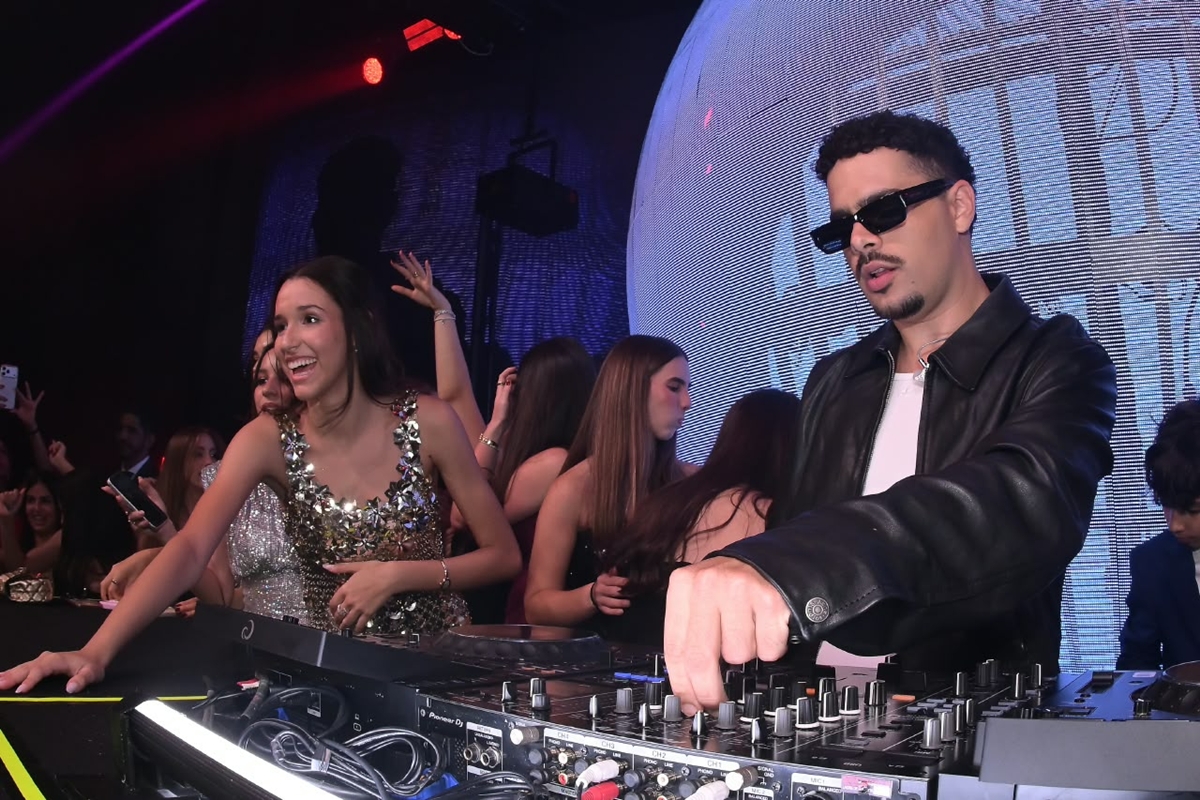 Marita se juntou a Pedro Sampaio no palco durante comemoração de aniversário