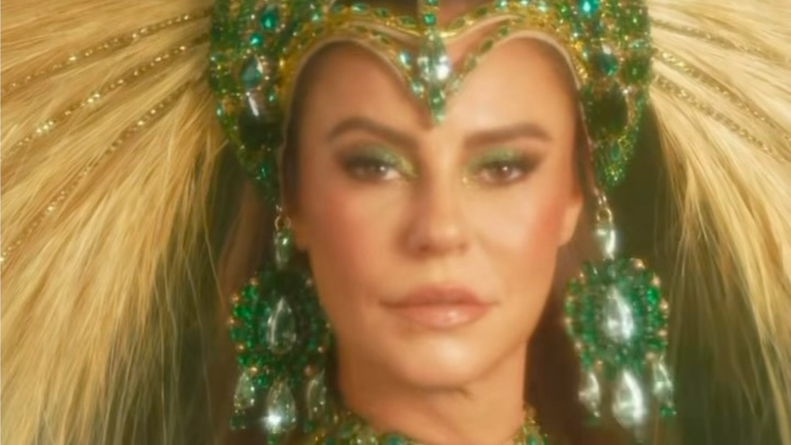 Paolla Oliveira mostra look para ser coroada rainha da Imperatriz Leopoldinense