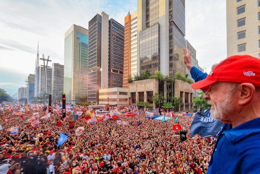Lula consegue virada inédita, derrota Flávio Bolsonaro e está eleito presidente do Brasil pela 4ª vez