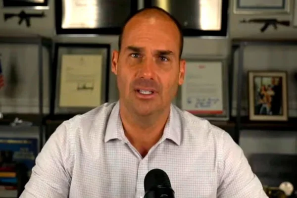 Moraes determina execução da pena de Eduardo Bolsonaro