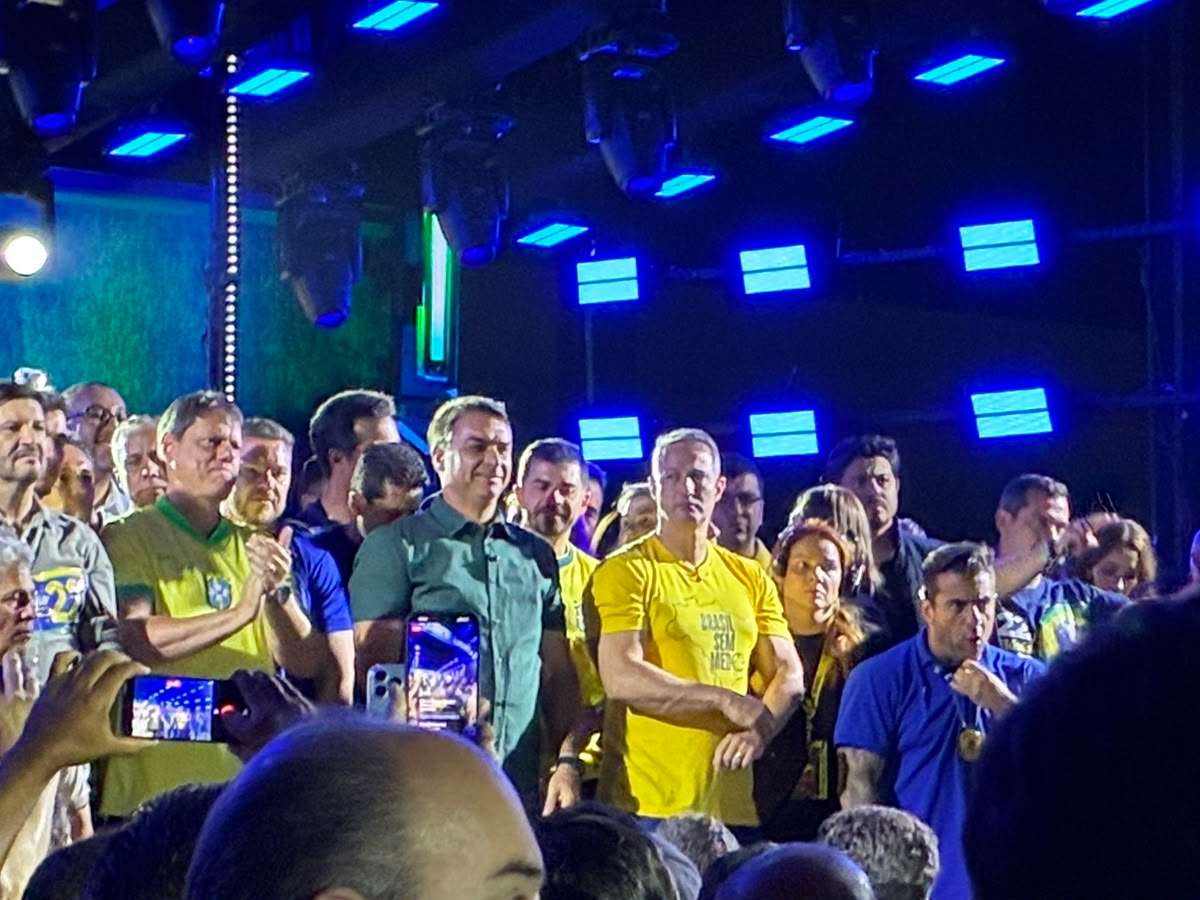 'Eu abro meu sigilo de telefone se o Marcola abrir o dele', diz Flávio Bolsonaro sobre desafio de Lula