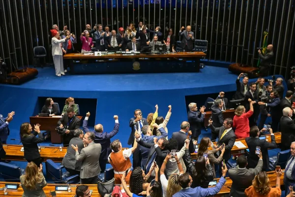 Sergio Moro se justifica após não votar PEC da escala 6×1: “Não é momento” - destaque galeria