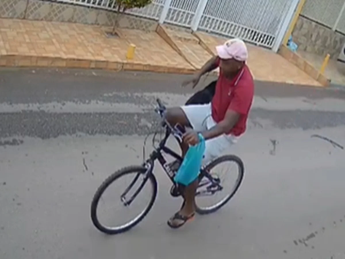 Adolescente é assaltada a caminho de escola; ladrão levou mochila e celular