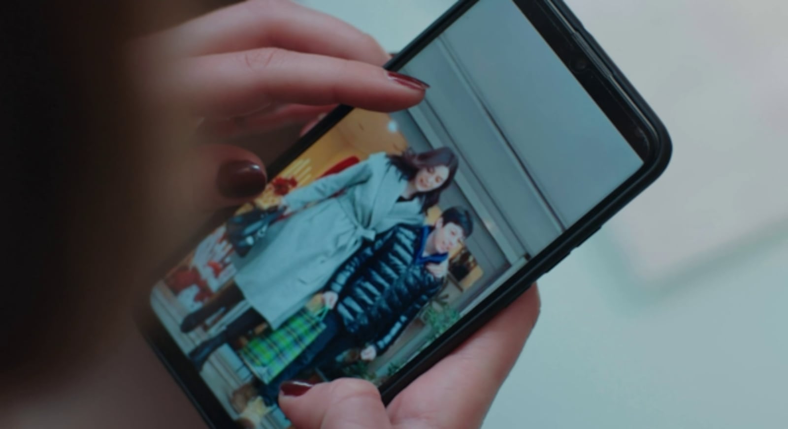 Celular secreto de Volkan tem diversas fotos de Asya e Ali