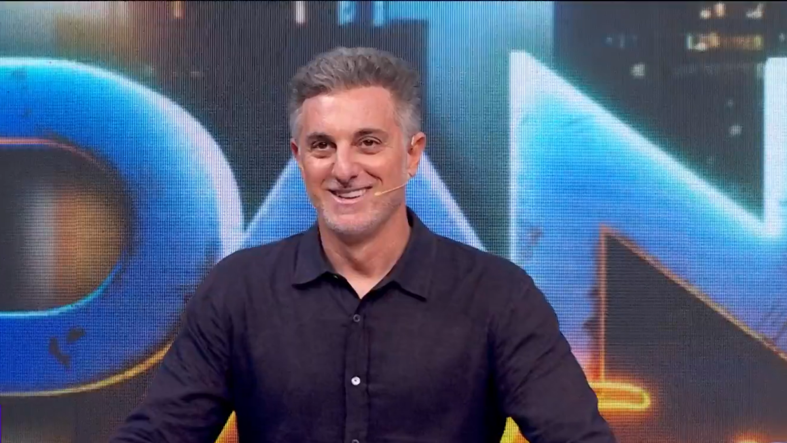 Luciano Huck comete gafe ao vivo no Domingão