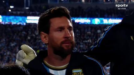 Messi, Scaloni e jogadores se emocionam na execução do hino da Argentina