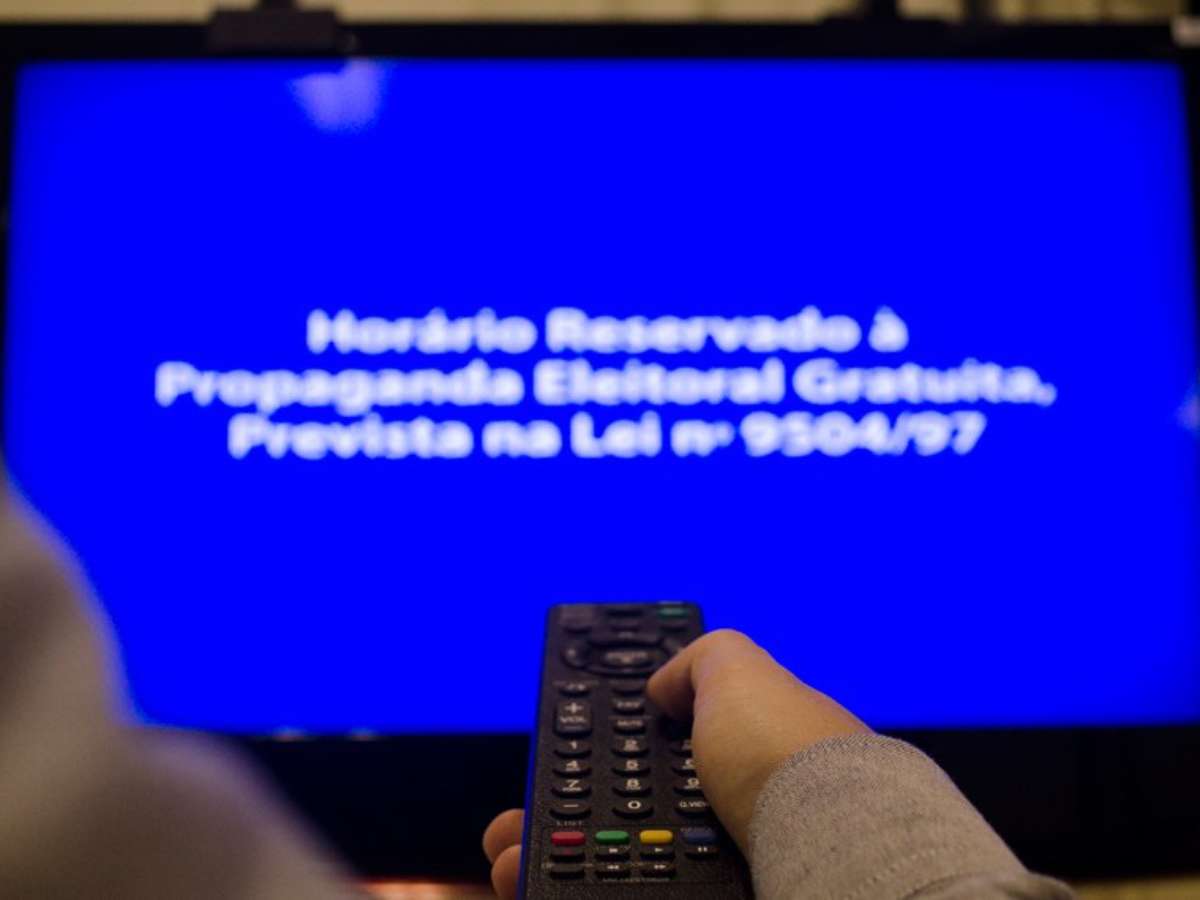 Horário eleitoral deve acabar? Especialistas explicam por que a TV e rádio ainda importam