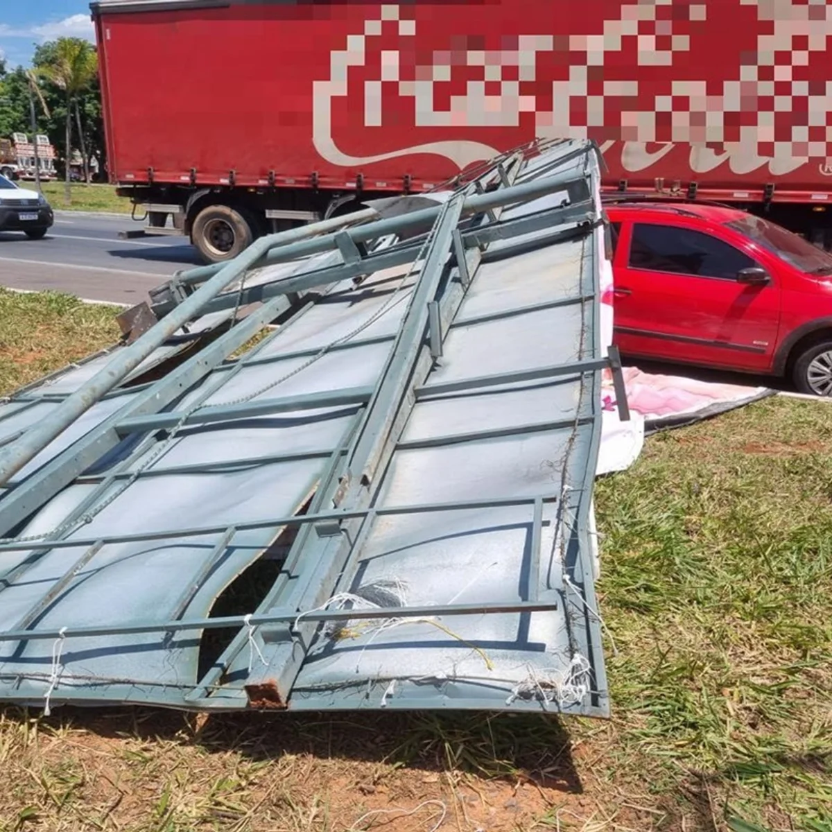 Outdoor na EPNB cai e derruba homem sobre carro no acostamento