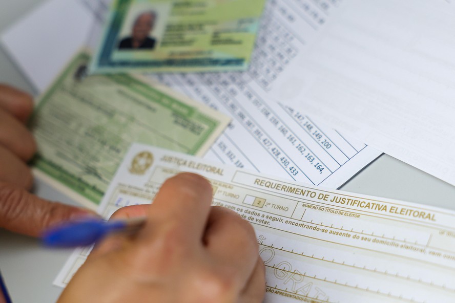 Brasileiros votam em papel em 28 seções eleitorais no exterior; veja quais e por quê?