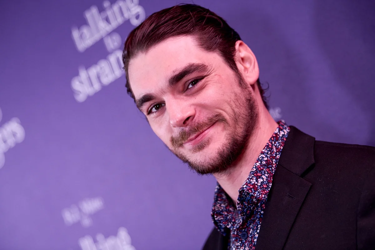 Imagem colorida mostra RJ Mitte em um tapete vermelho em setembro de 2026 - Metrópoles