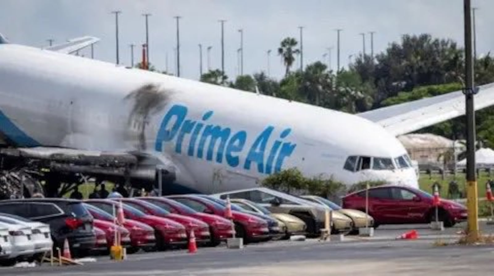 Cinco pessoas que estavam em estacionamento próximo ao aeroporto morreram durante excursão de pista de Boeing 767 NTSB
