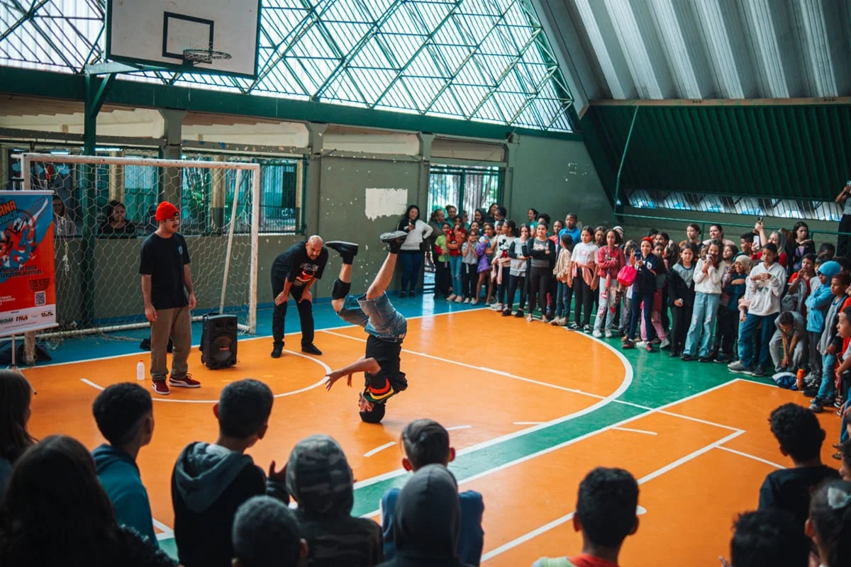 Imagem da matéria: Escolas no Entorno do DF recebem espetáculo e oficina gratuita de breaking