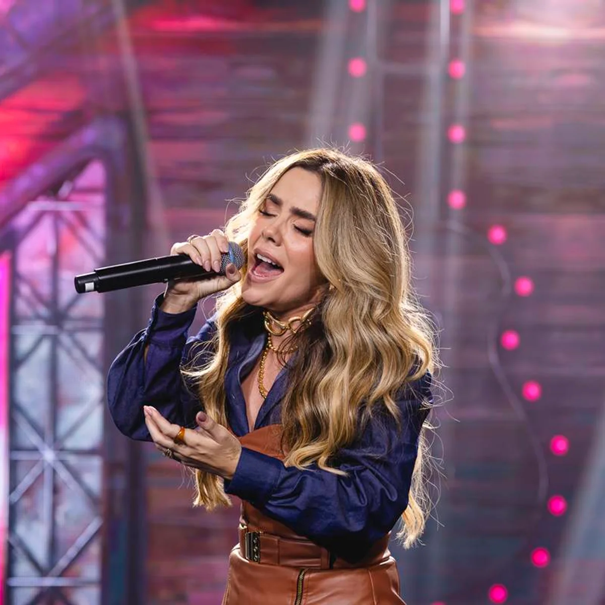 "Peão todo tatuado": TJ proíbe show de Mariana Fagundes em GO e impõe multa