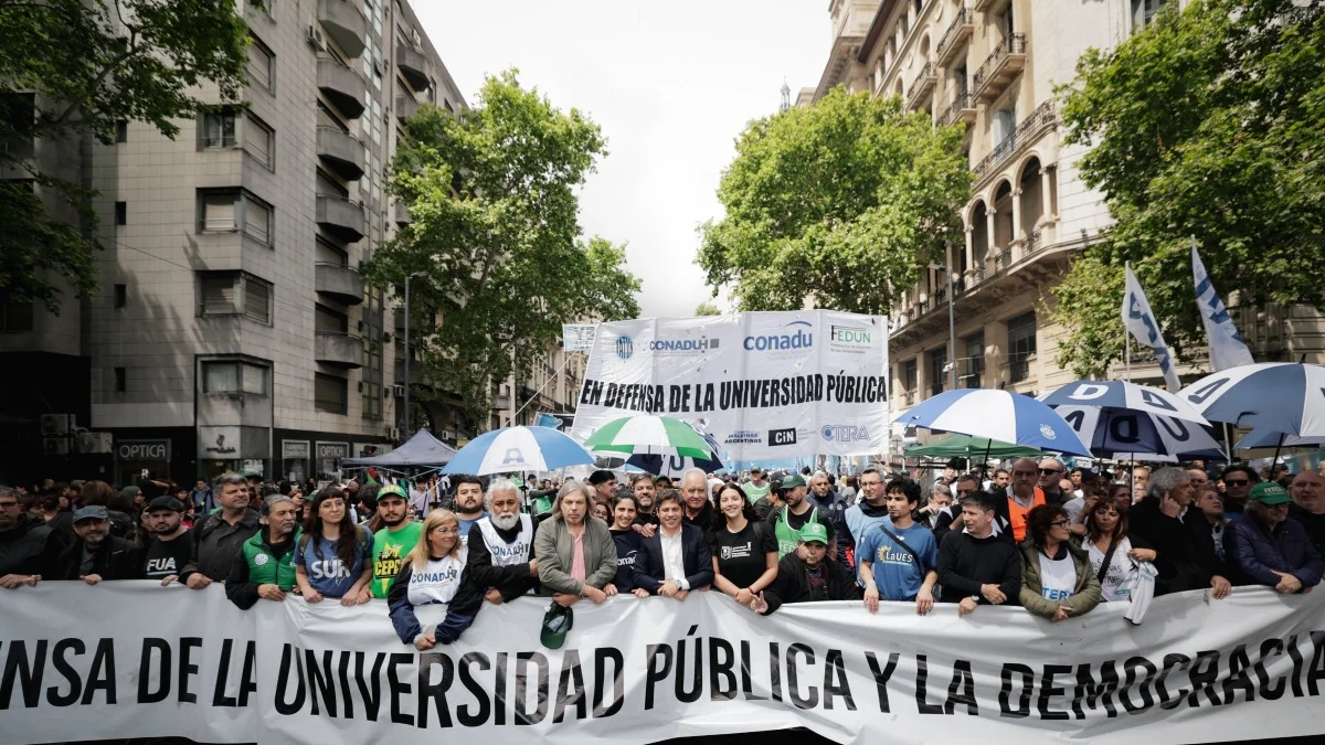 Protesto contra cortes de Milei em universidades termina em confronto