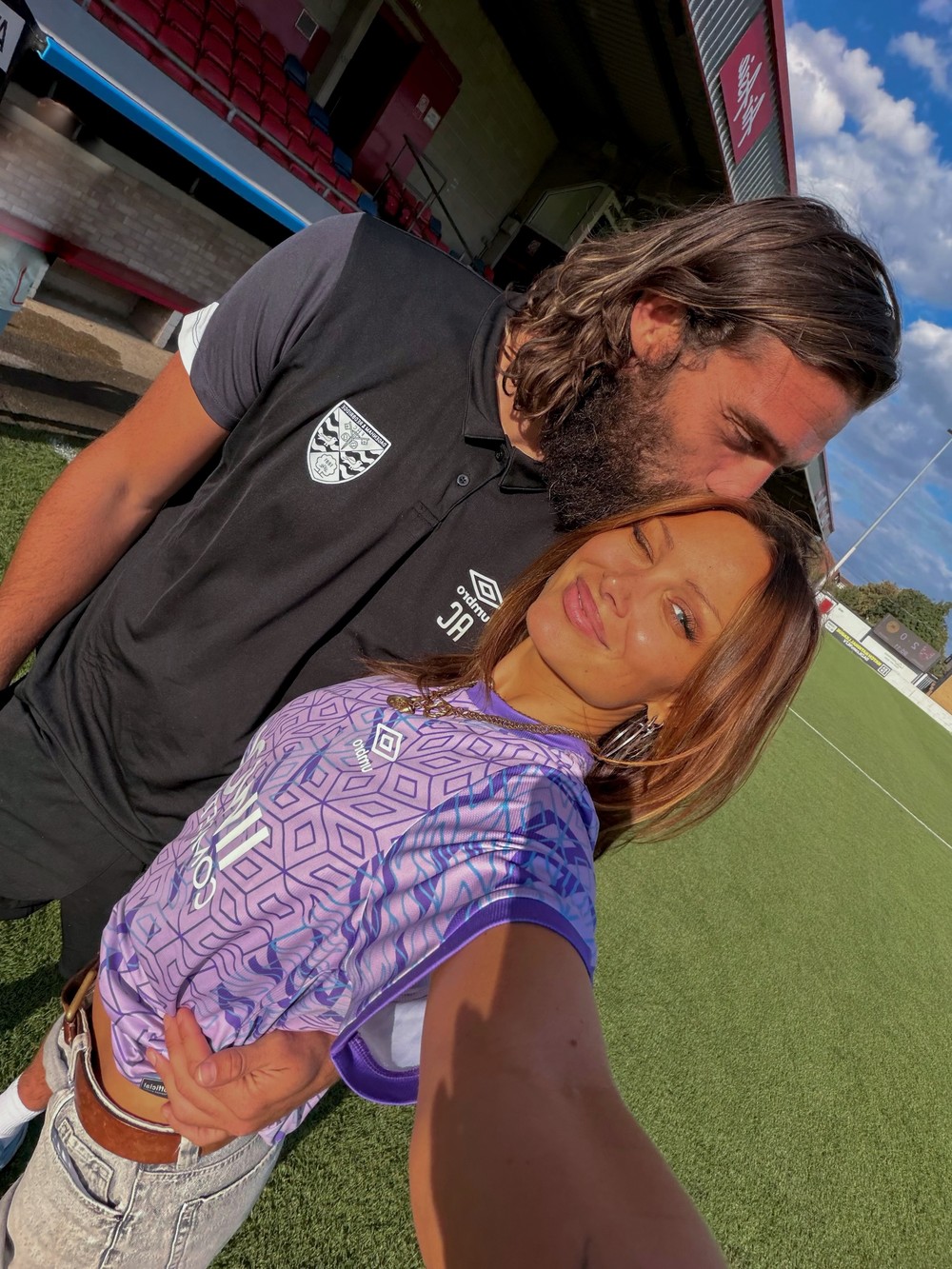 Andy Carroll com a atual companheira Lou Teastdale — Foto: reprodução/Instagram