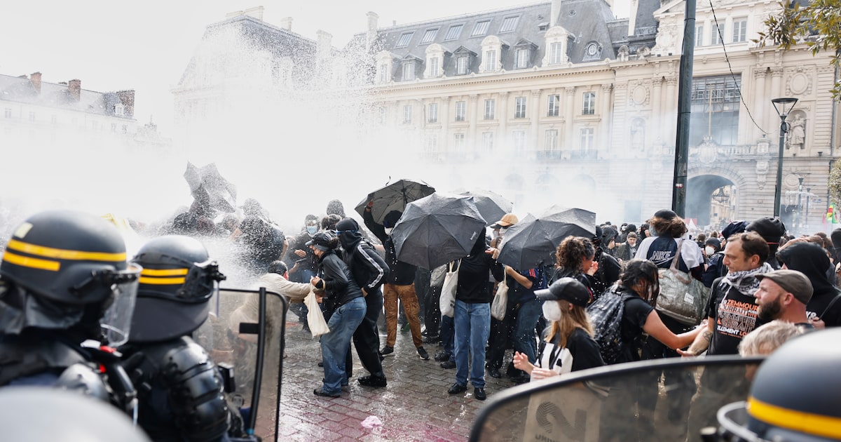 França tem dia nacional de protestos e atos estudantis se multiplicam pelo país