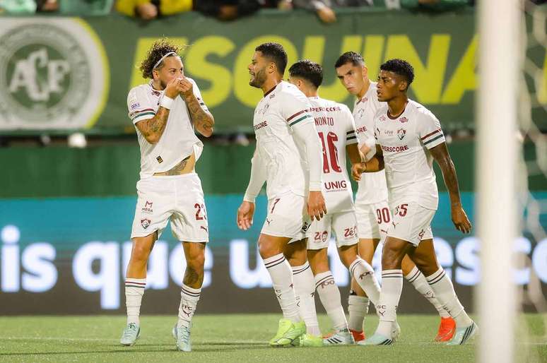 Fluminense perde para Chapecoense no Sul e segue fora do G4
