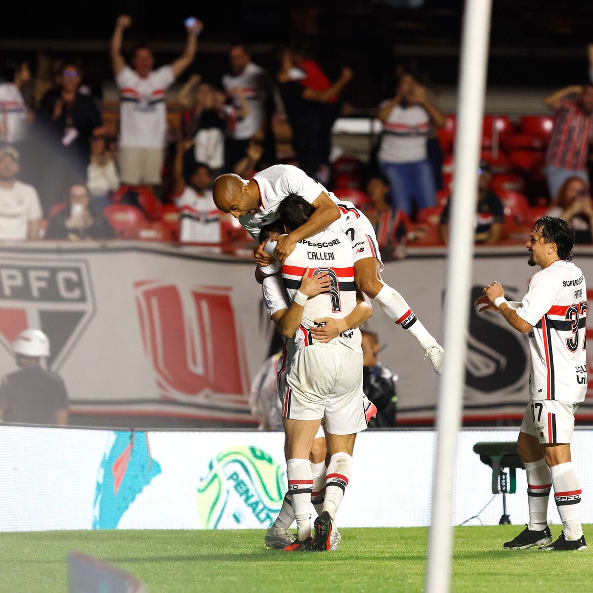 Lucas Moura volta, muda o jogo, e São Paulo conta com 2 de Calleri para bater o Vitória no MorumBis