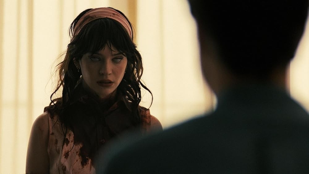 Cena de Sophie Thatcher como a androide protagonista de Acompanhante Perfeita — Foto: Reprodução/IMDb