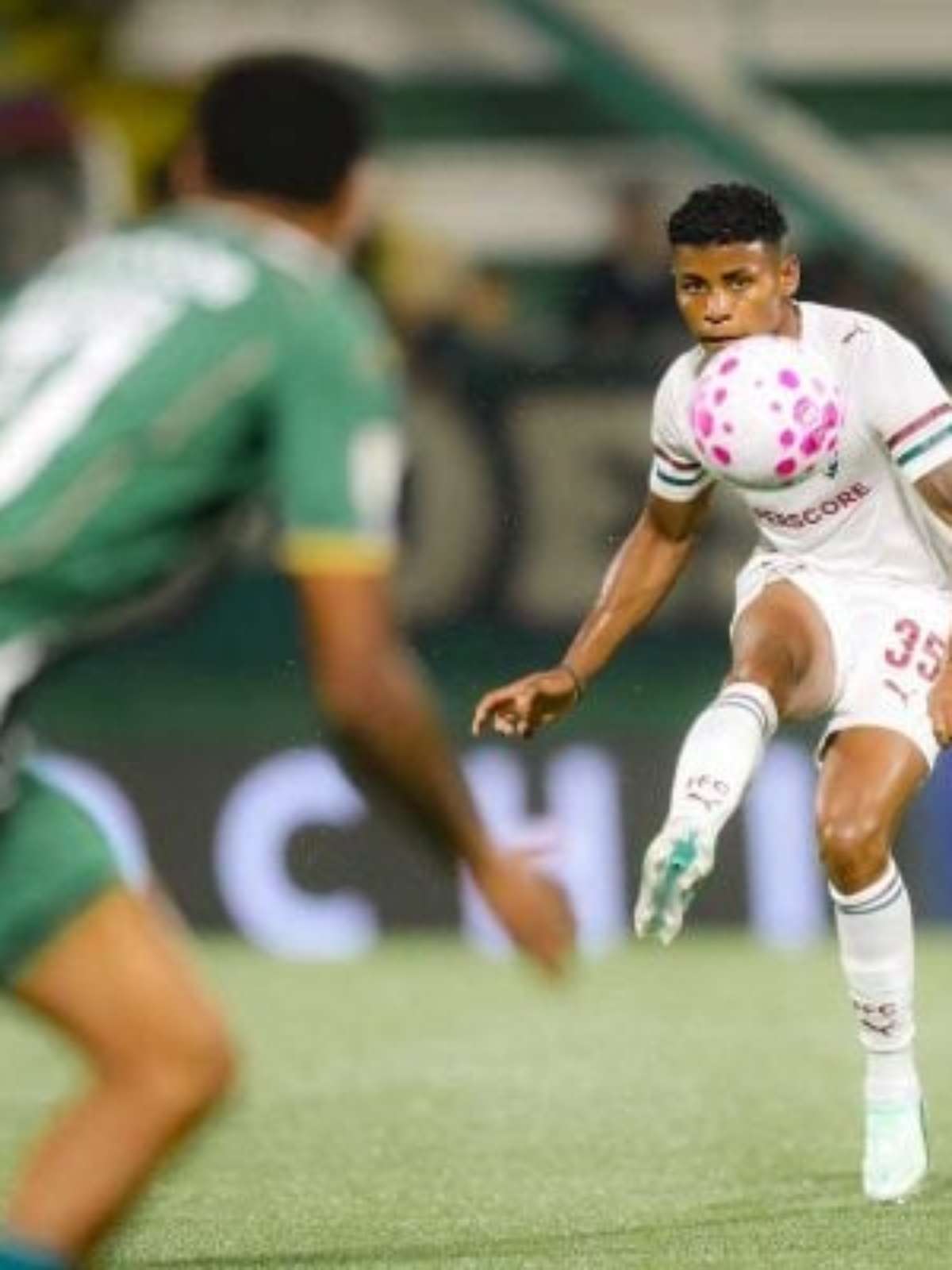 Fluminense perde para Chapecoense no Sul e segue fora do G4