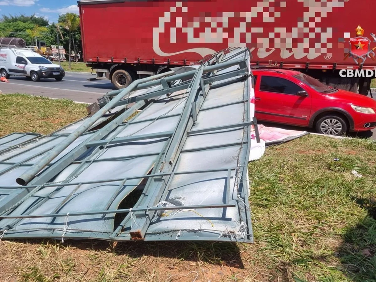 Outdoor na EPNB cai e derruba homem sobre carro no acostamento