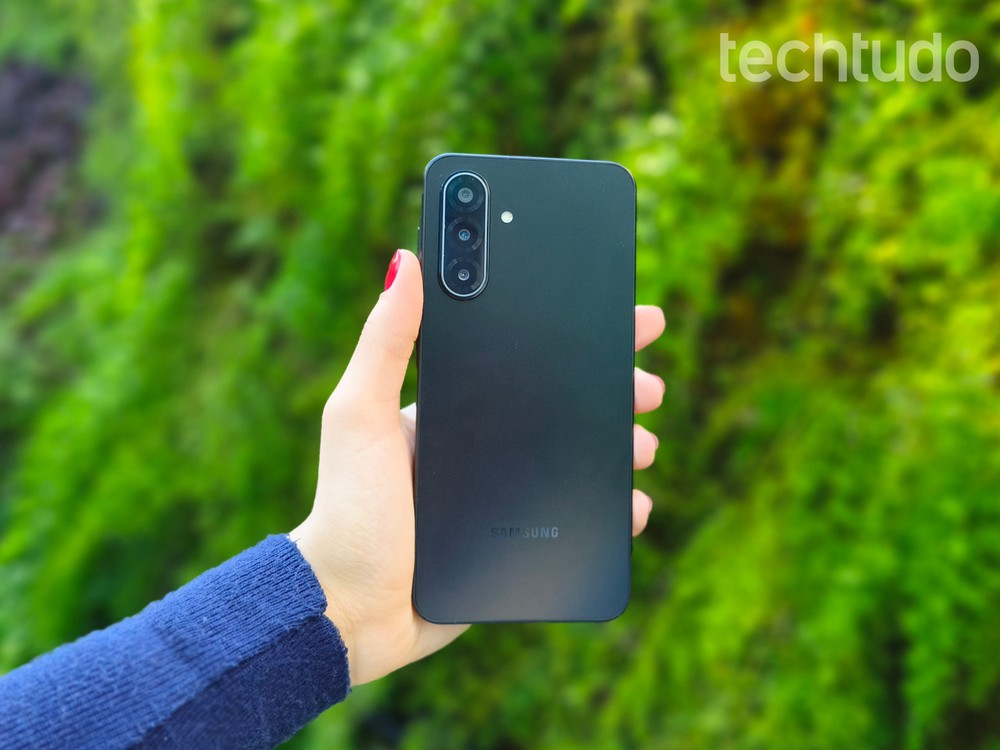 No veredito do TechTudo, o Galaxy A17 conquistou 4 de 5 estrelas em design, 4 em tela, 3 em câmeras, 4 em desempenho, 3 em bateria e 5 em sistema e recursos extras — Foto: Julia Rabaça/TechTudo