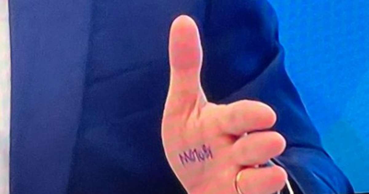 Flávio Bolsonaro repete 1º turno e leva 'cola' na mão em entrevista na Globo; saiba o que estava escrito