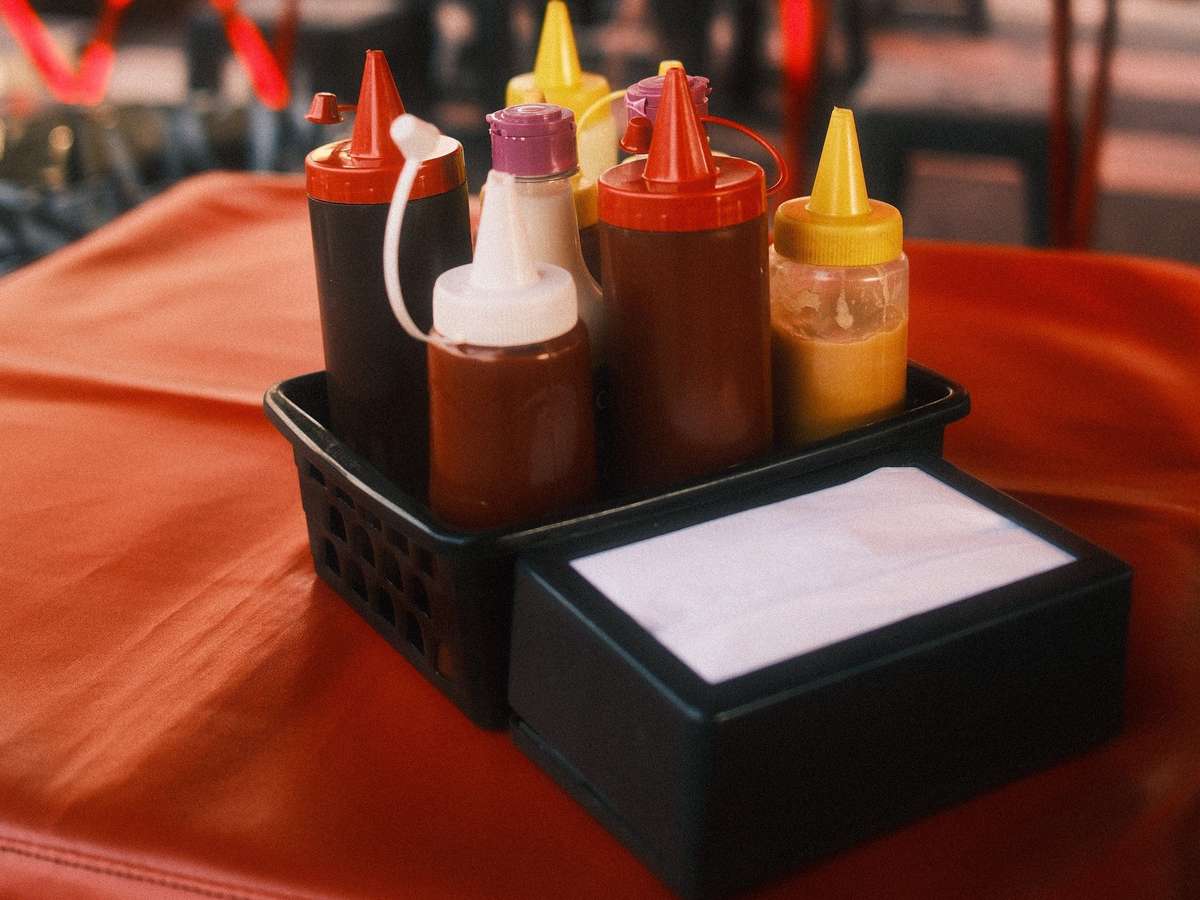 Bisnagas de ketchup e maionese serão proibidas em São Paulo; entenda a nova regra
