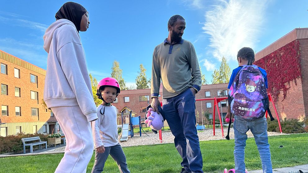 Fembarnspappan med tre barn utanför en lägenhetsbyggnad i Umeå