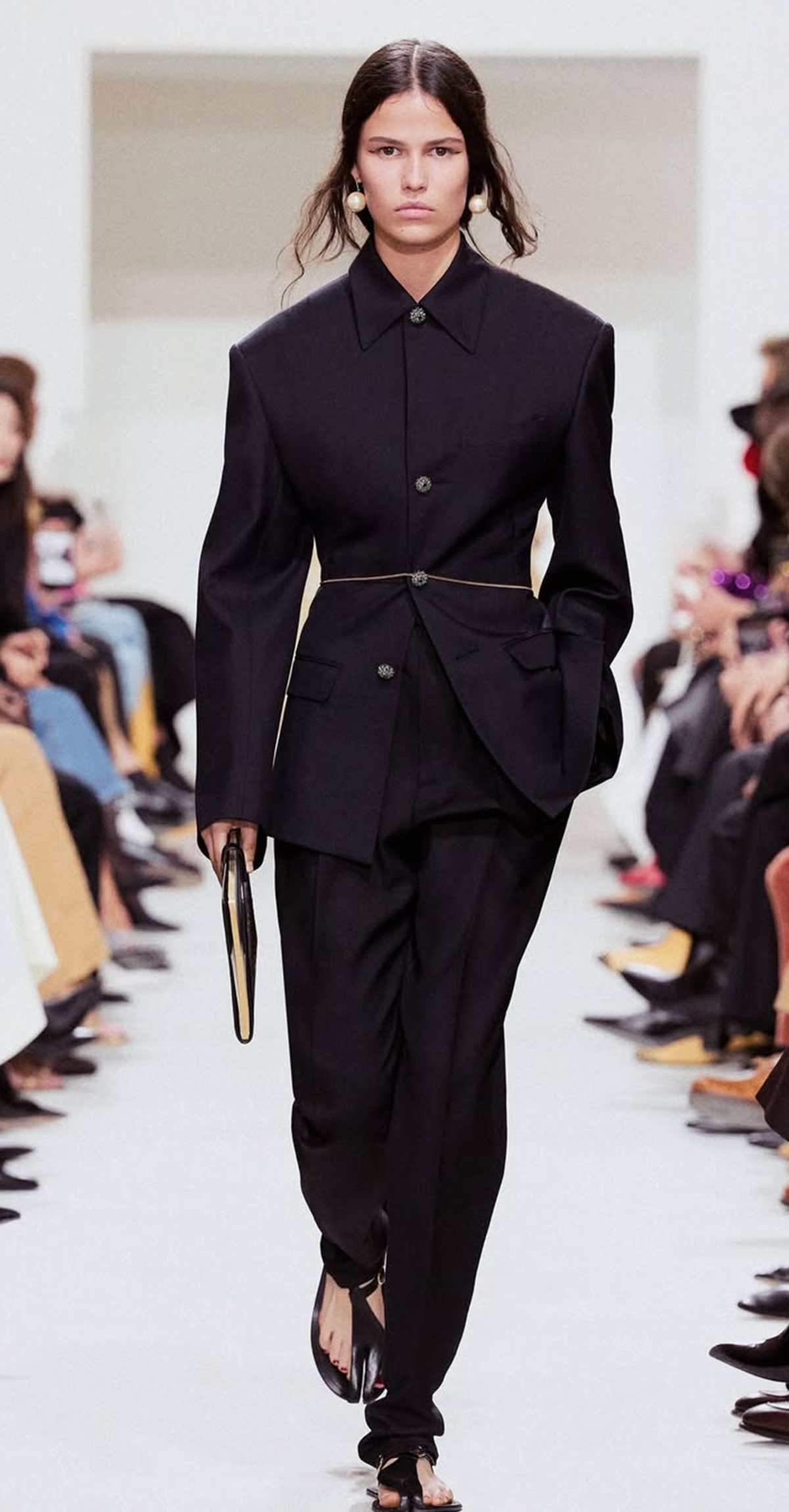 Celine resgata referências dos anos 1980 e do grunge no Paris Fashion Week
