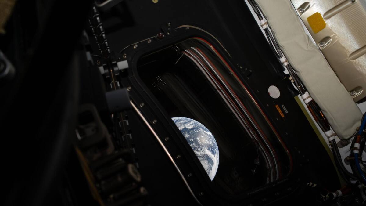 Una vista de la Tierra tomada por el astronauta de la NASA y comandante de Artemis II, Reid Wiseman, desde una de las cuatro ventanas principales de la nave Orion