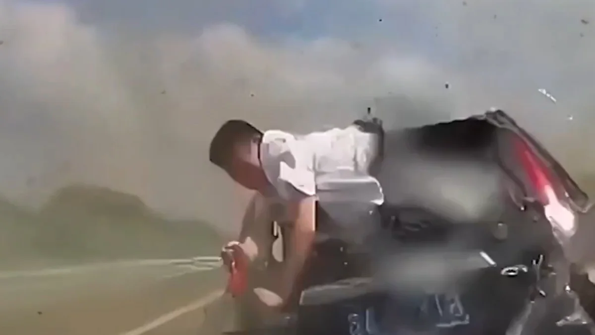 China: mãe e filho são arremessados de carro em acidente e sobrevivem; veja