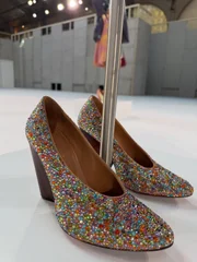 Sapatos também têm pedrarias