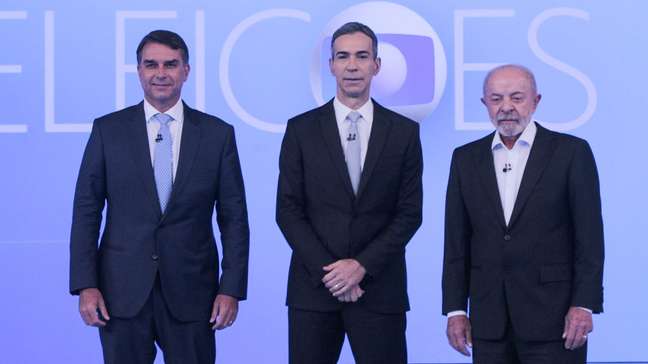 Lula manteve estratégia, enquanto Flávio oscilou entre moderação e agressividade no debate, analisam especialistas
