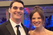 RJ Mitte com a noiva