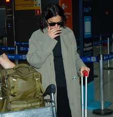 Bruna Marquezine e Shawn Mendes combinam cor de look em desembarque no Brasil após Semana de Moda de Milão, mas detalhe em fotos do casal é que chama atenção. Foto: Brazilnews / Purepeople