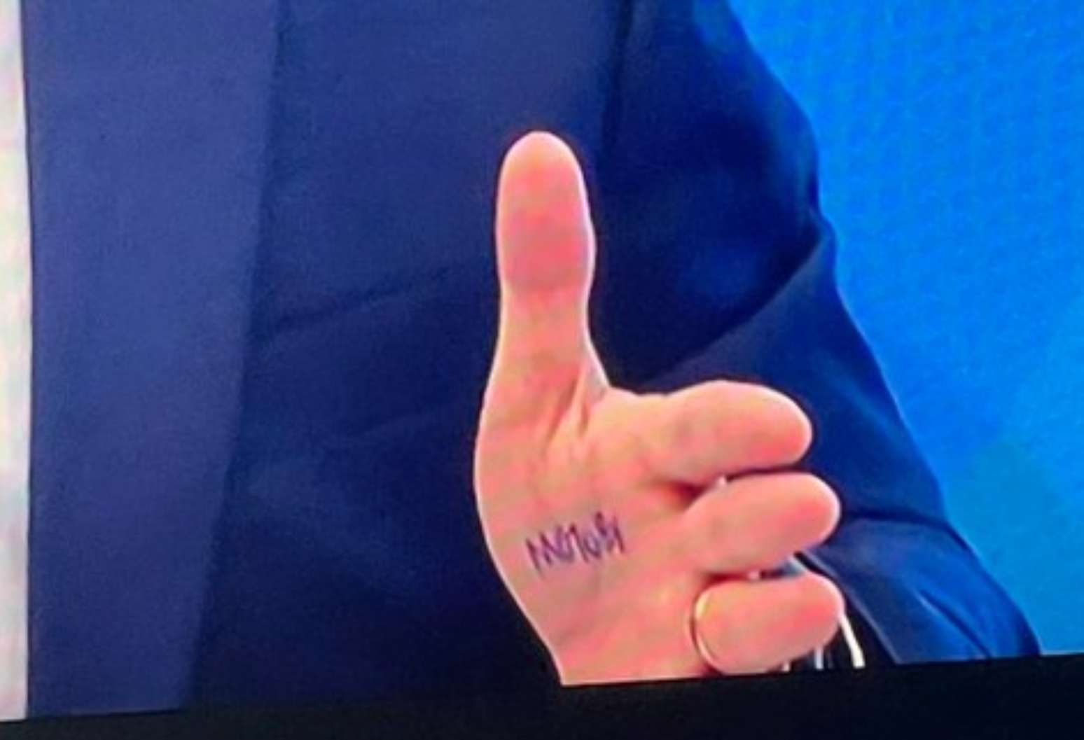 Imagem da matéria: Flávio Bolsonaro repete 1º turno e leva 'cola' na mão em entrevista na Globo; saiba o que estava escrito