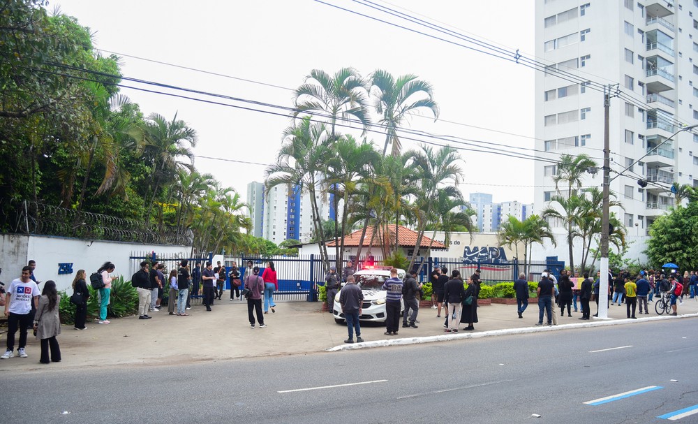 Movimentação de fãs e amigos no Velório Lito Sousa — Foto: Edu Araujo | AgNews
