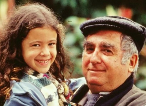 Lembra dela? Carolina Pavanelli, atriz mirim dos anos 90, resgata foto com Xuxa; veja como ela está após mudar de carreira