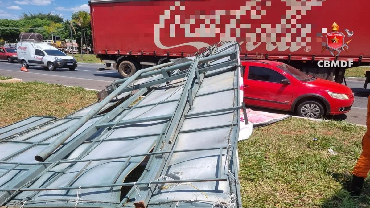 Outdoor na EPNB cai e derruba homem sobre carro no acostamento