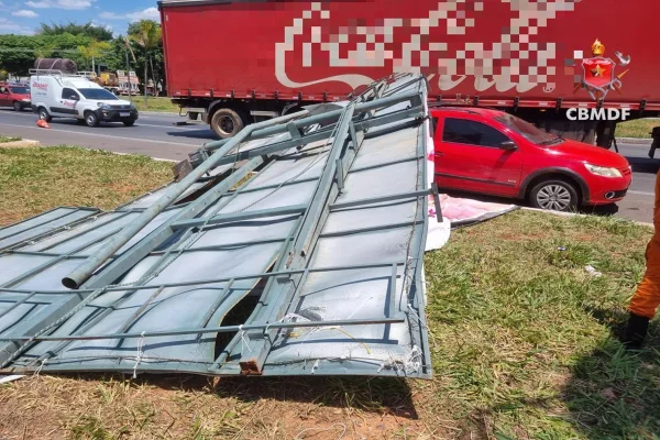 Outdoor na EPNB cai e derruba homem sobre carro no acostamento - destaque galeria