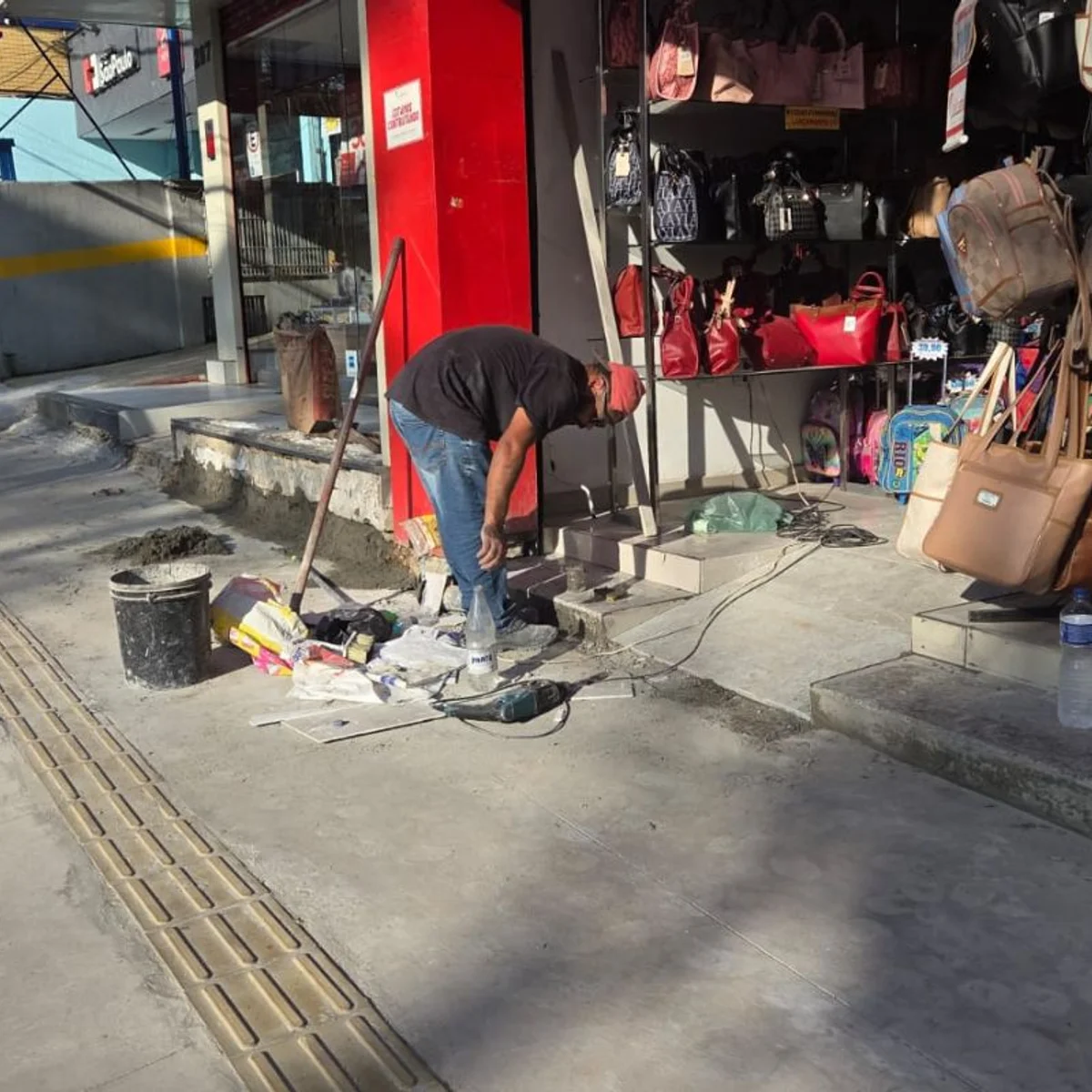 Obra da prefeitura em calçada gera crítica de comerciantes em Itaquera