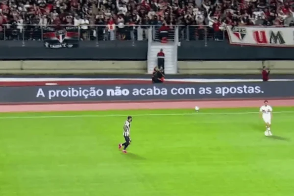 São Paulo exibe mensagem contra proibição das apostas em placas no MorumBis