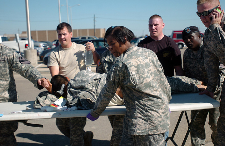 Soldados usan una mesa para transportar a un soldado herido a una ambulancia el 5 de noviembre de 2009 en Fort Hood, Texas.